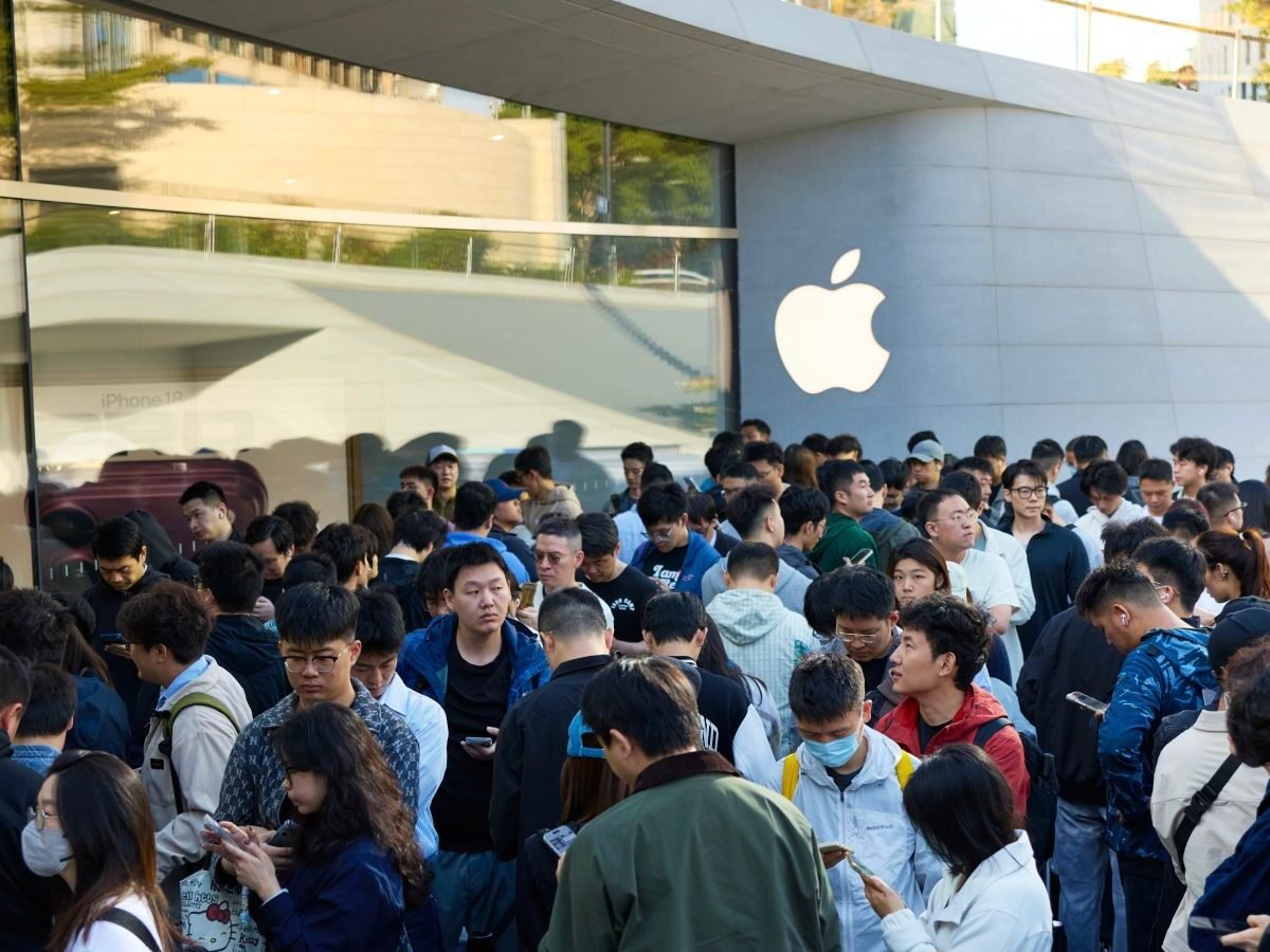 iPhone Duo launch day: Lines form at Apple Stores, walk-in availability limited