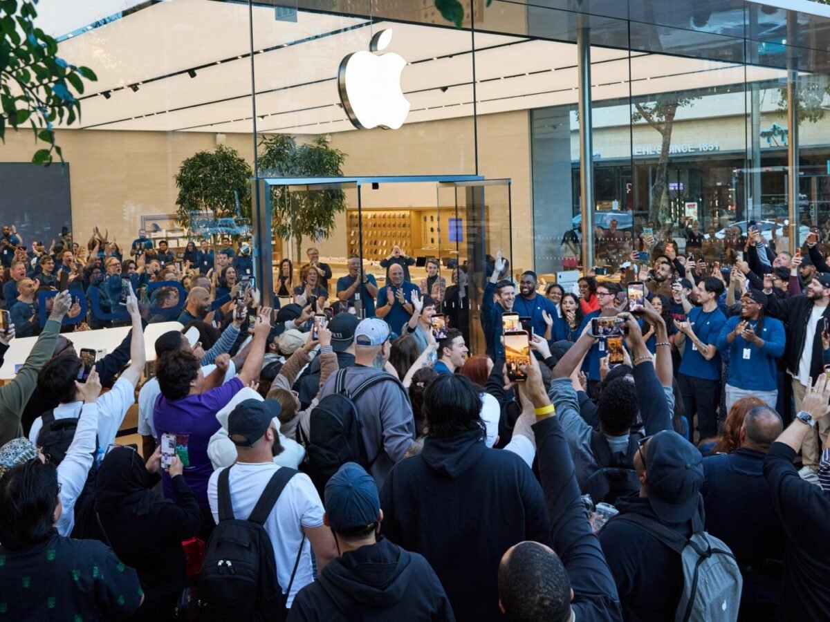 iPhone Duo Brings Back Long Lines at Apple Stores