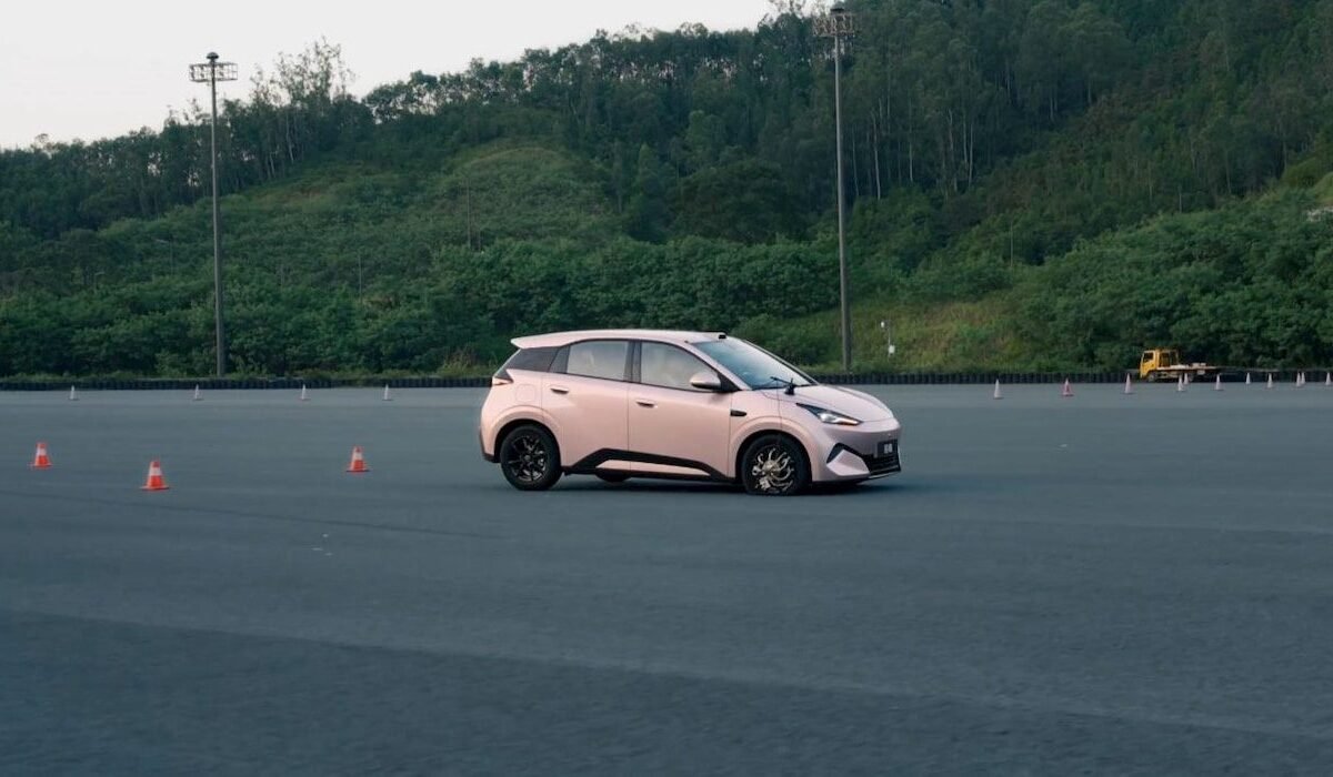 BYD’s $10,000 EV blows a tire at nearly 90 mph — Watch what happens